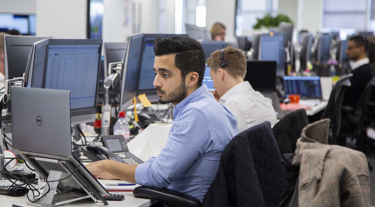 FTSE 100 index closes marginally higher after lacklustre trading session