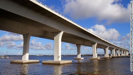  Officials clarify that a Florida bridge is not at risk of immediate collapse after a large crack appeared