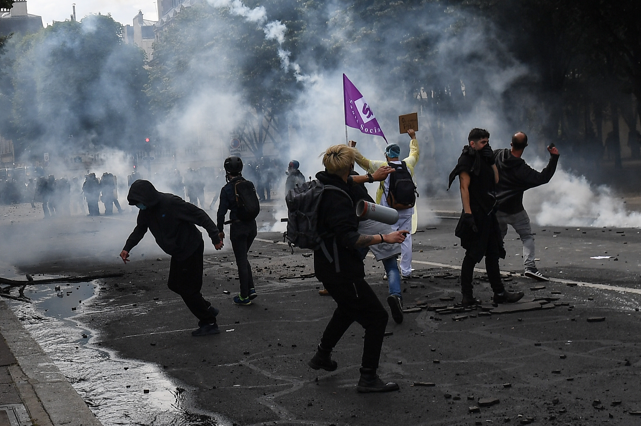  Outbreaks of violence at Paris health care workers protest