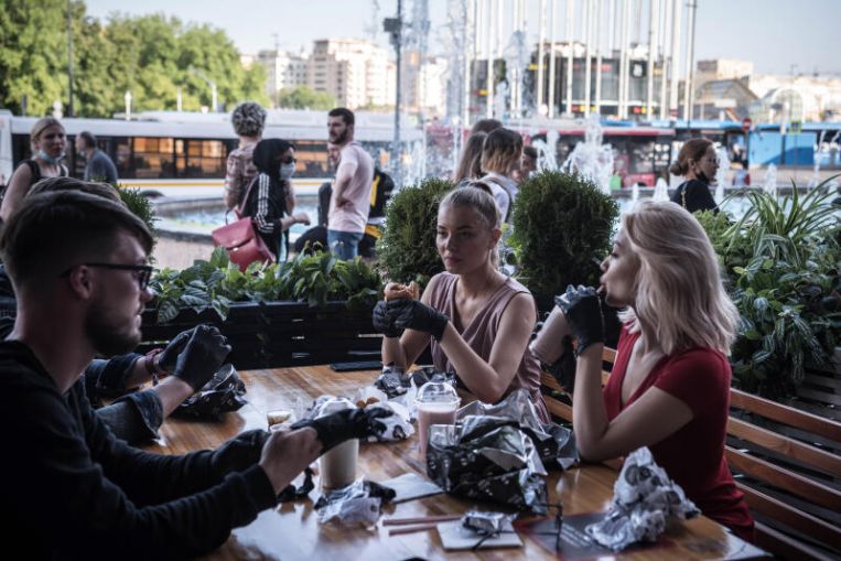 Russians eat burgers in gloves – should everyone?