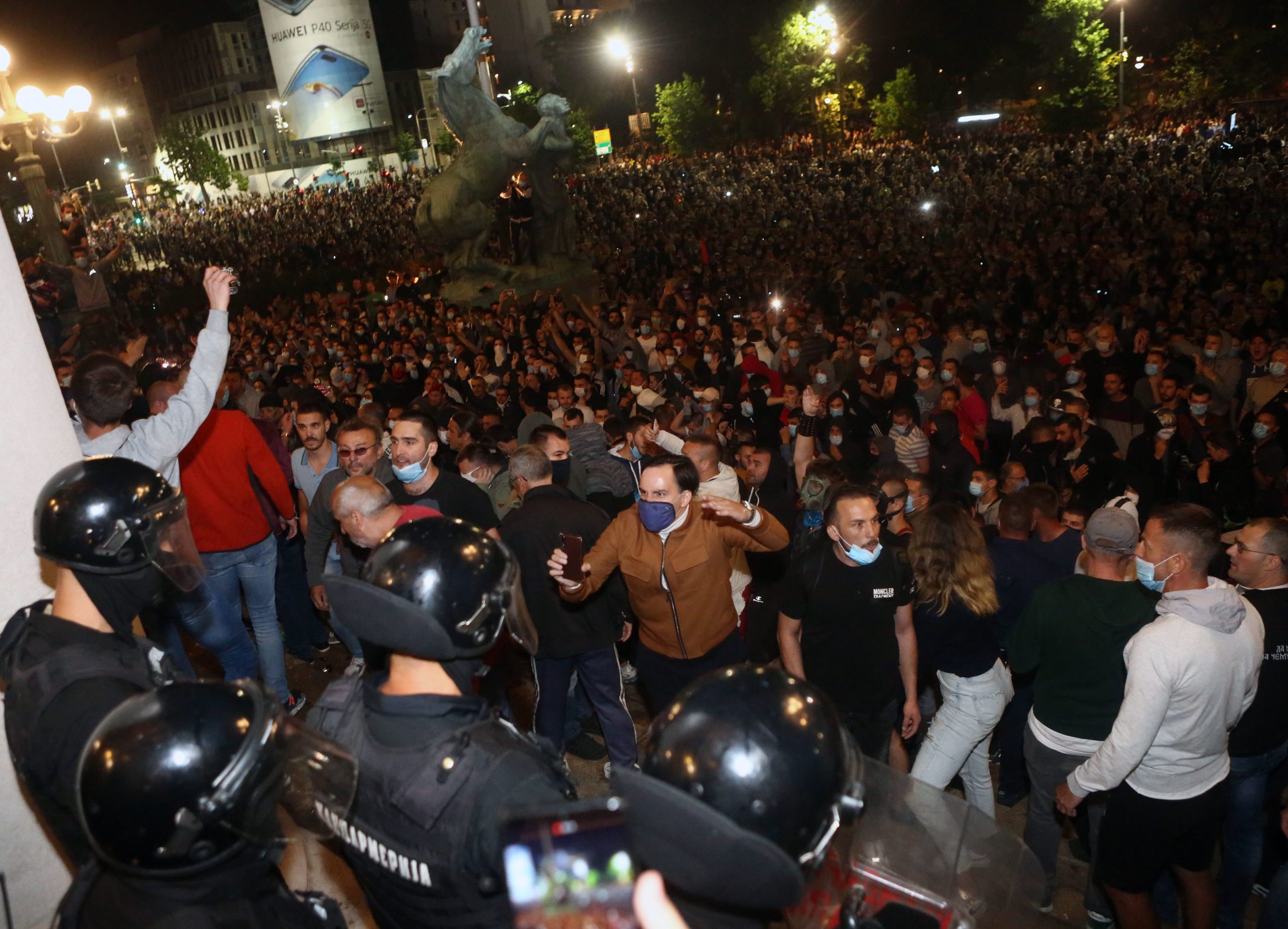  Protesters storm Serbian parliament over new lockdown