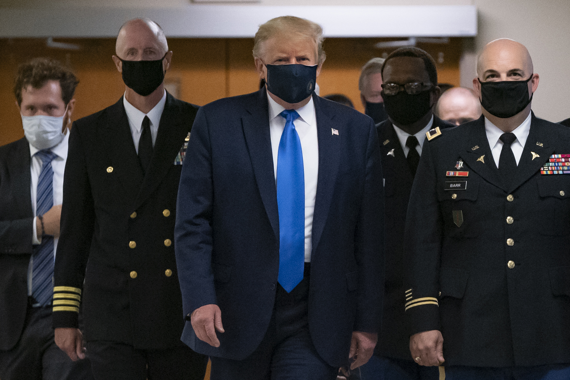  Trump, in full reversal, urges Americans to wear masks
