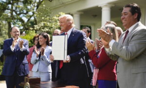  Trump Signs Executive Order on Hispanic Prosperity Initiative