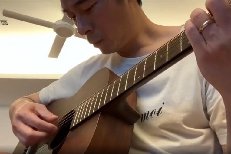  Hong Kong singer Andy Hui shows off his wedding ring while performing on social media
