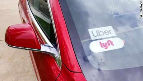  Court orders Uber, Lyft to reclassify drivers as employees in California