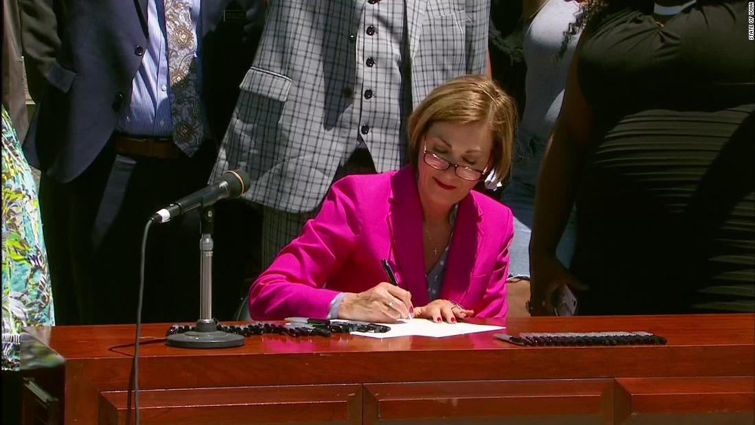 Iowa governor signs executive order restoring some ex-felons’ voting rights