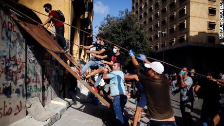  Mock gallows, tear gas and flying rocks. Beirut erupts in violent protest days after blast