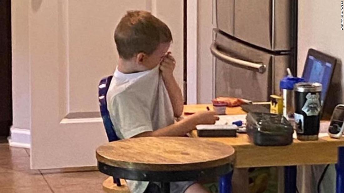  A mother captured an emotional photo of her son crying in virtual class to show difficulties of distance learning during pandemic