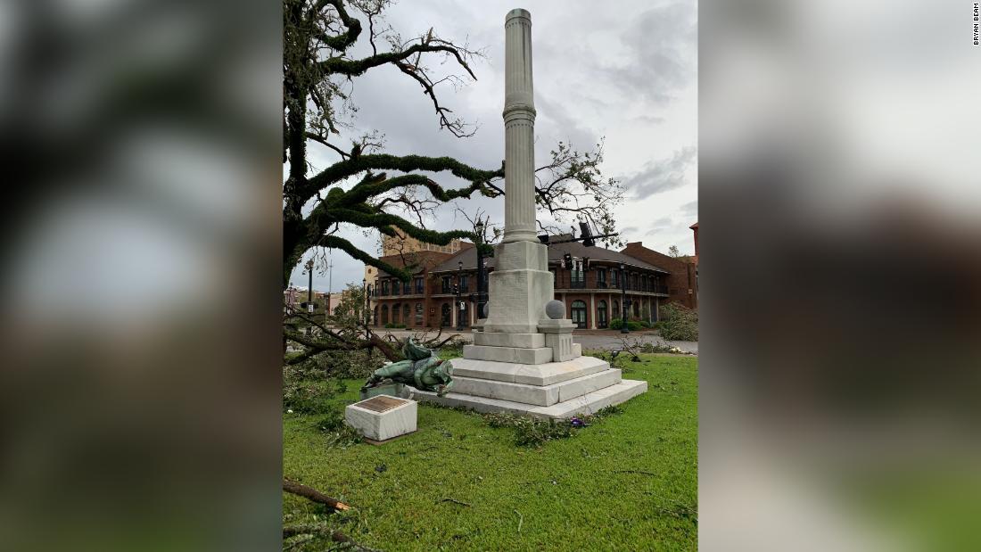  Hurricane Laura damaged a Lake Charles Confederate monument two weeks after officials voted to keep it in place