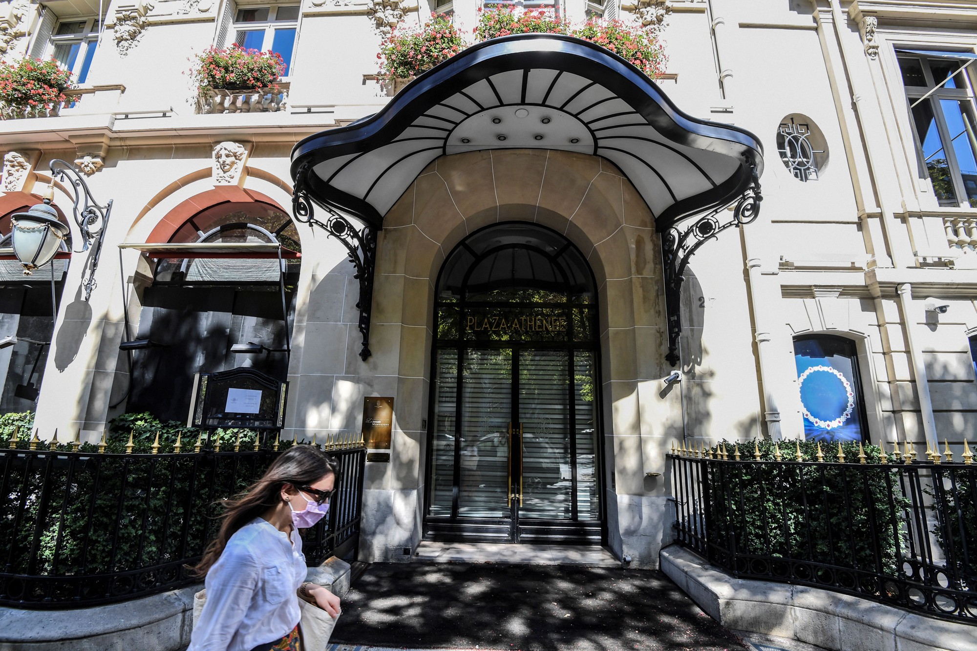 France makes masks compulsory at work