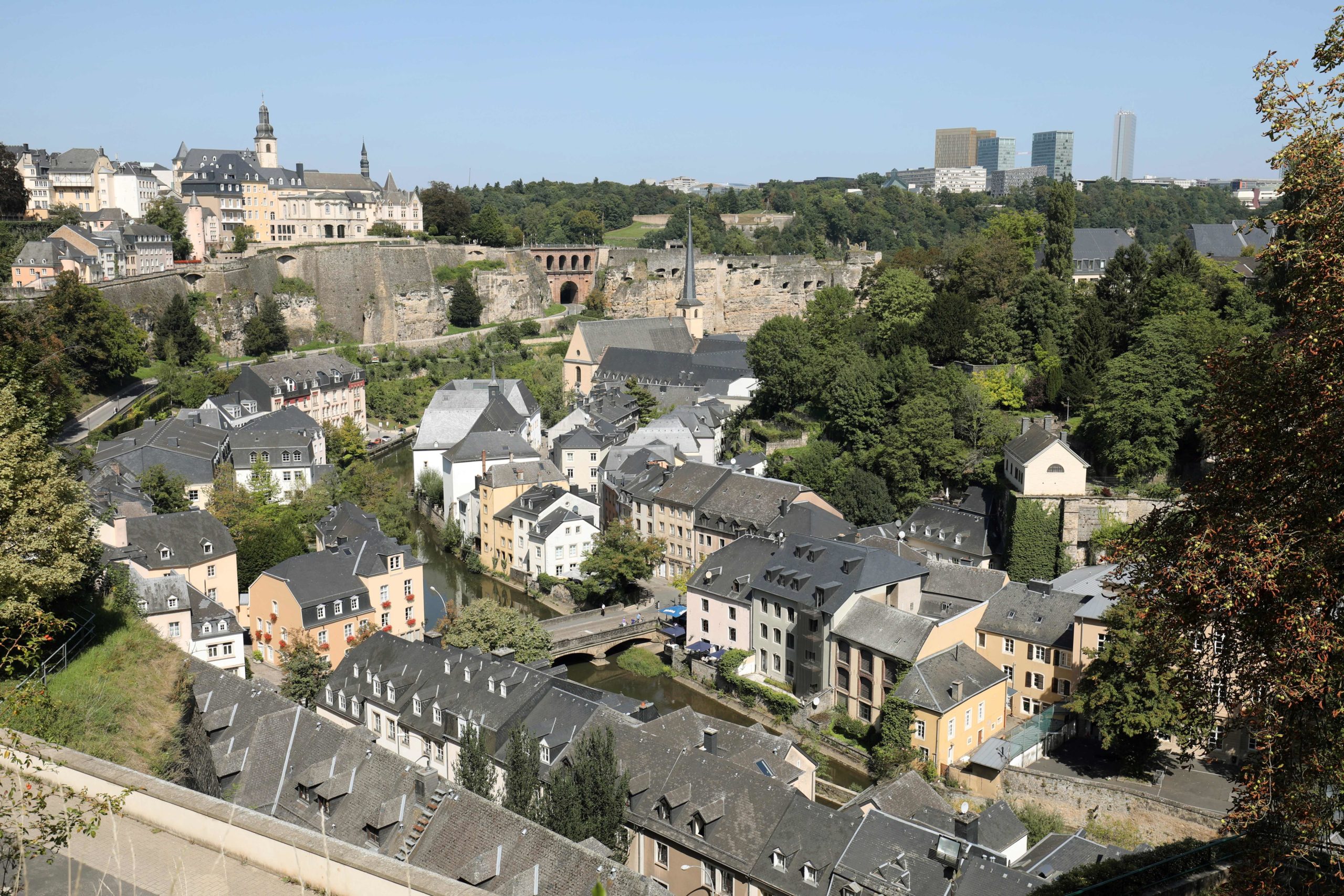  UK adds Luxembourg to quarantine list, sets new restrictions in north England