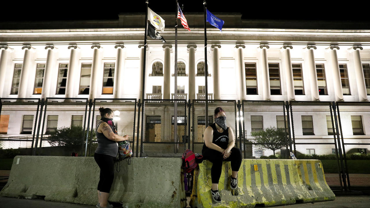  Illinois teen charged over deadly shooting of Kenosha protesters
