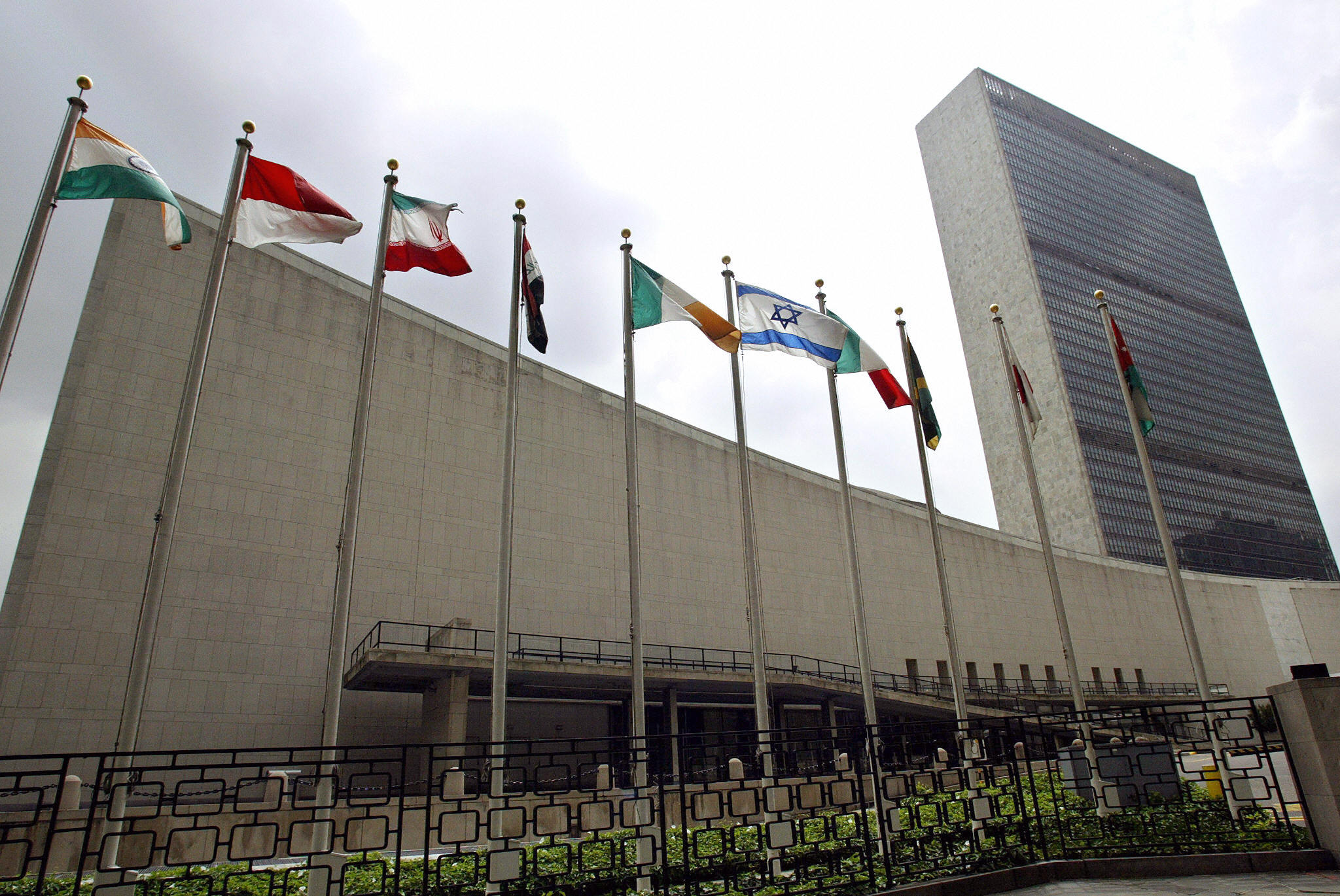  Public backs nations cooperating, but questions UN: Survey