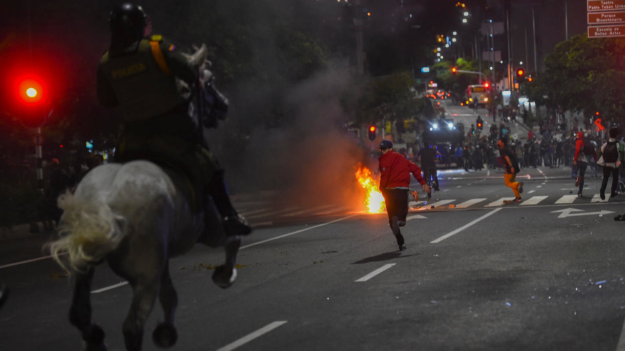  Colombia’s defense minister apologizes over police brutality amid protests