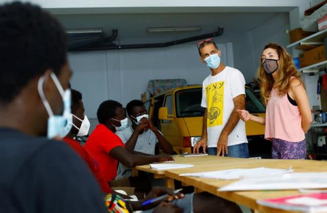  Man turns his garage into a makeshift language school for migrants