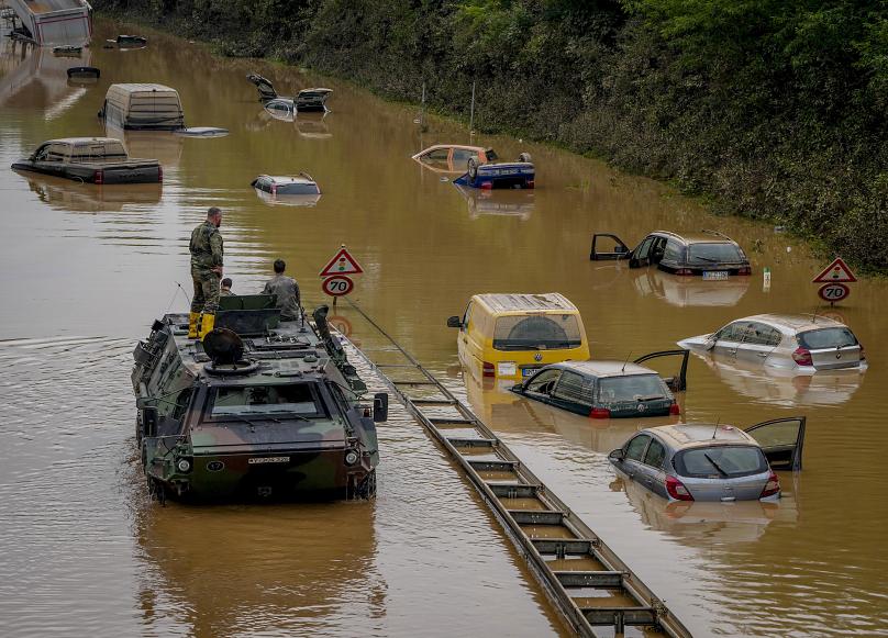  Germany’s Merkel pledges aid after visiting flood-ravaged areas