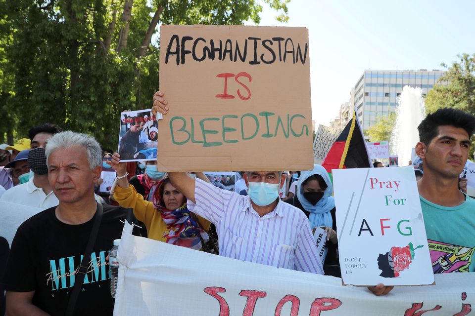  Afghans protest in front of the US embassy in Athens