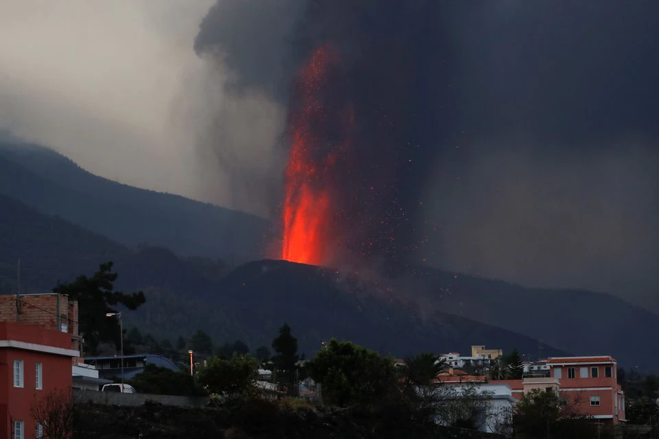  Citizens evacuate as La Palma volcanic eruptions intensify