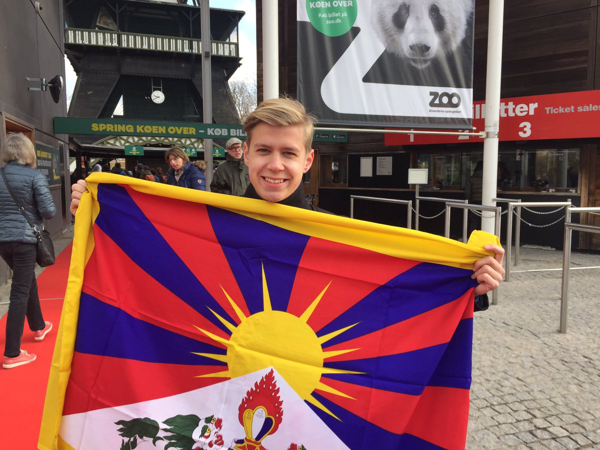  Posters with Tibetan flag outside Chinese embassy in Denmark, taken down