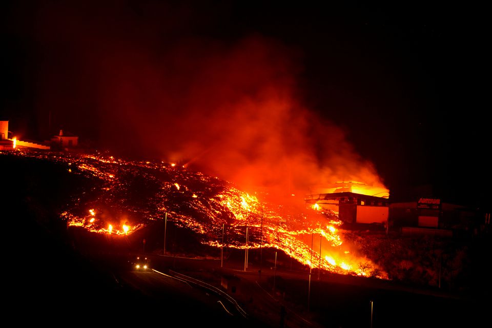  Lava engulfs more buildings near La Palma volcano