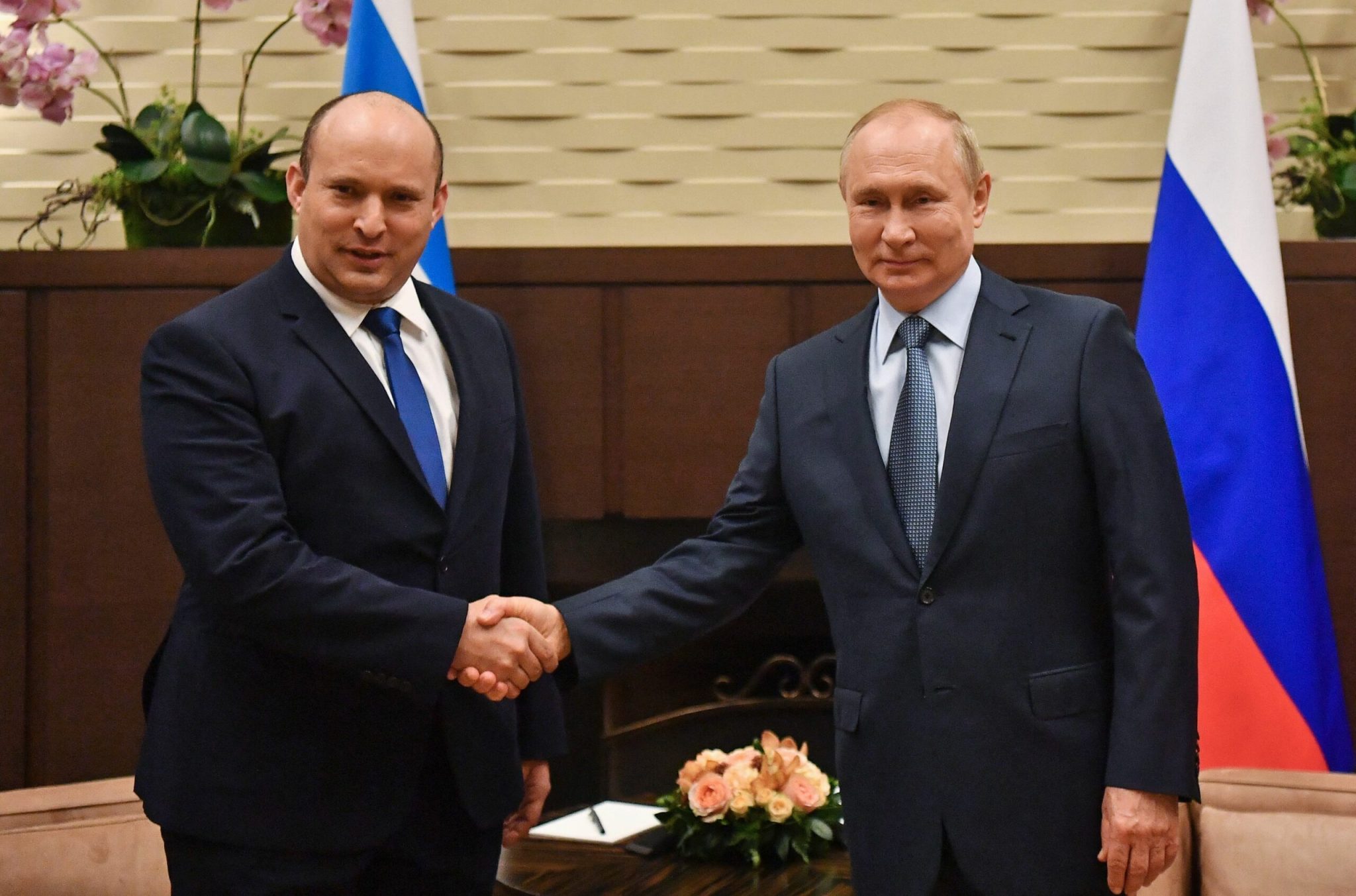  Russia’s Putin Holds First Meeting with Israel PM