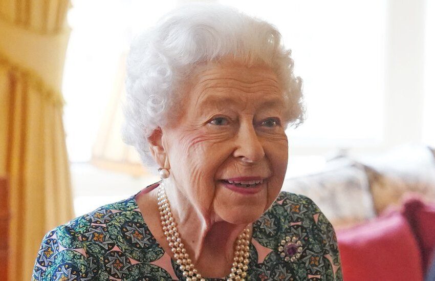  Queen Elizabeth Carries on With Duties Despite Covid-19 Symptoms