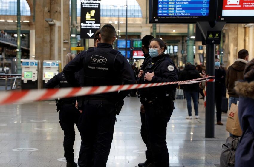  Police Shot Dead a Man Holding Knife At Paris Station