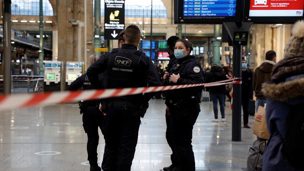 A man was knocked down to death by police at the Gare du Nord station in Paris on Monday morning, when a man holding a knife appeared from nowhere and started threatening officers.