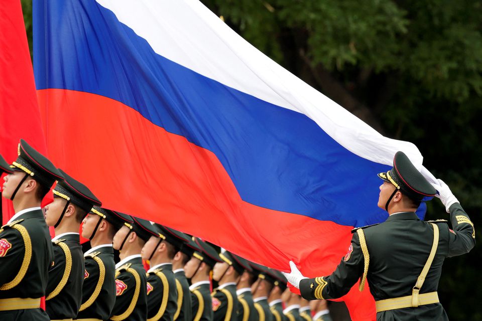 Soldiers holding Russian flag