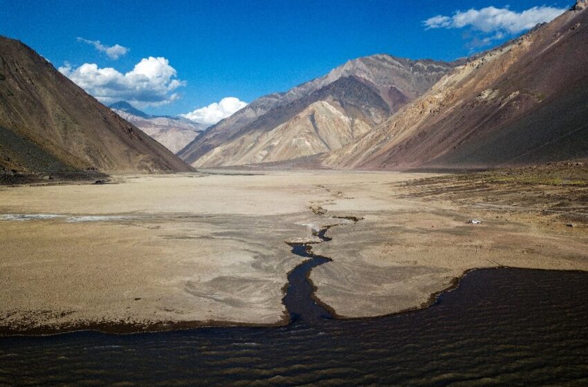  Vast Lake Dried Out in Chile due to Climate Change