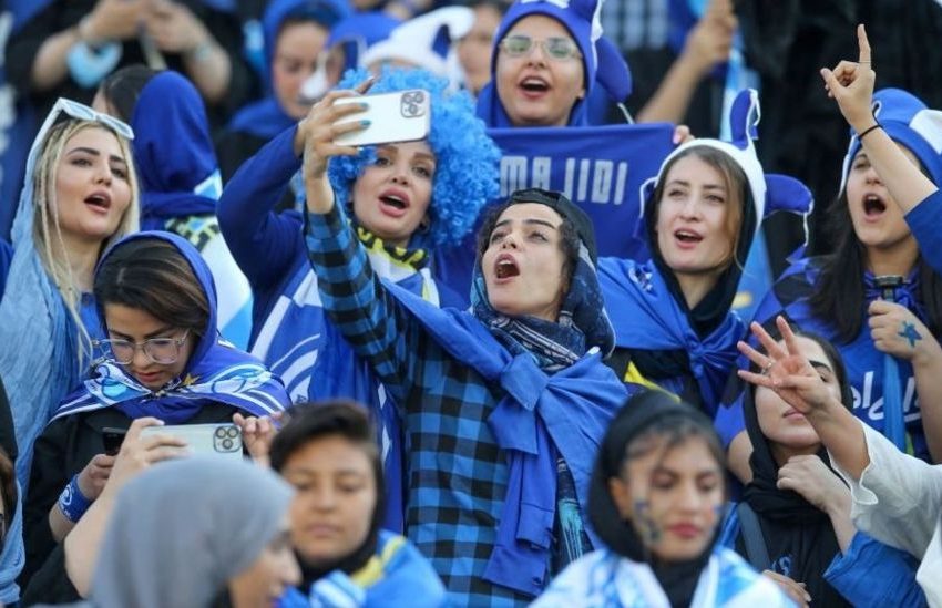  Iran: Women attend first league match for 40 years