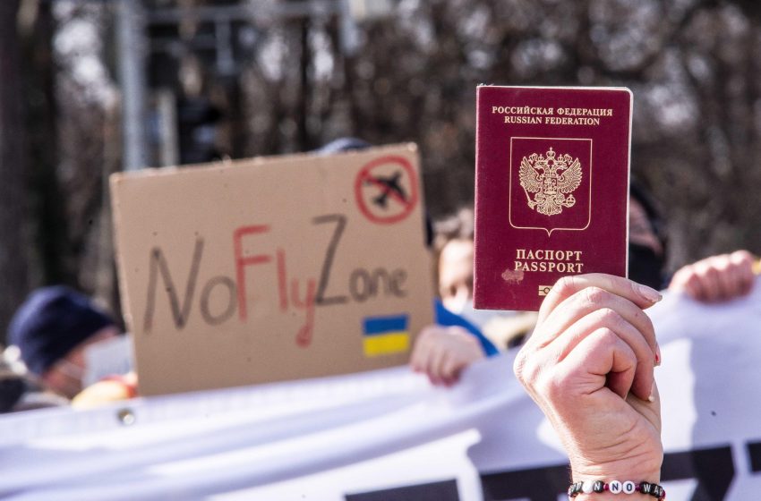  EU’s Borrell Rejects Visa Ban for Russians