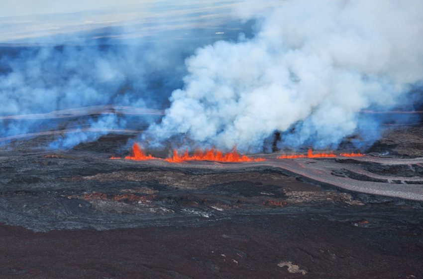  Hawaii’s Mauna Loa Volcano Erupts