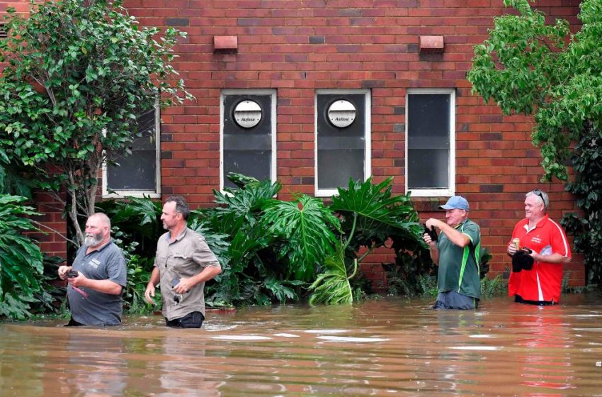  Thousands Flee Sydney Floods