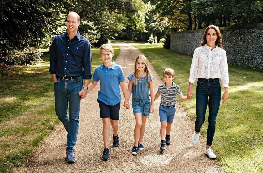  Royal Family Releases Christmas Card Image