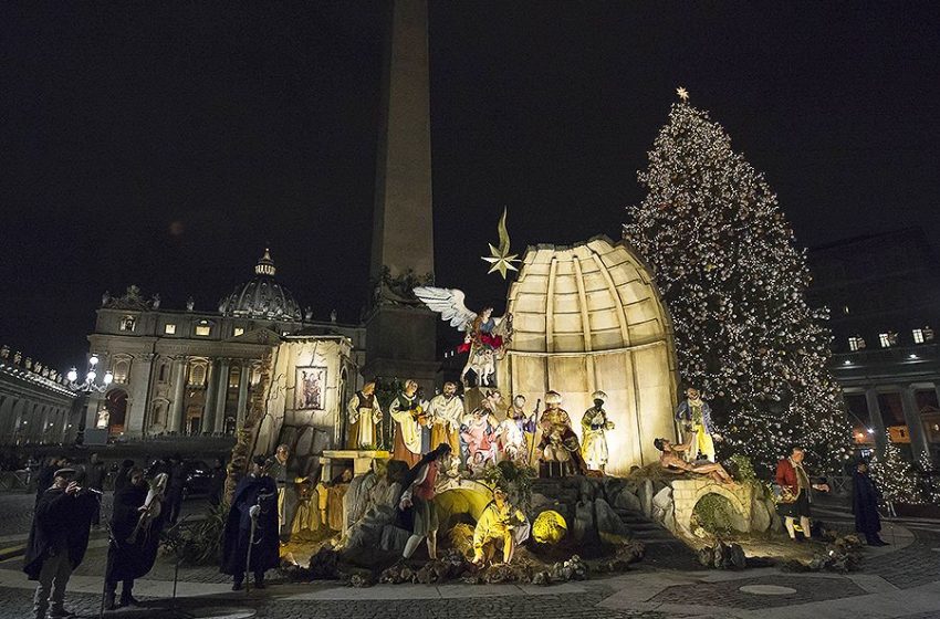  Vatican Unveils Christmas Tree