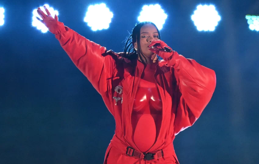  Rihanna Is Pregnant!