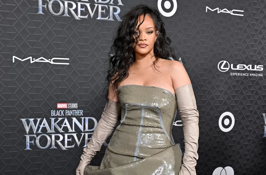  Rihanna to Return to Live Performance