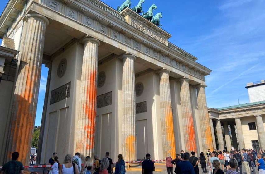  Activists Vandalise Berlin’s Brandenburg Gate in Climate Protest