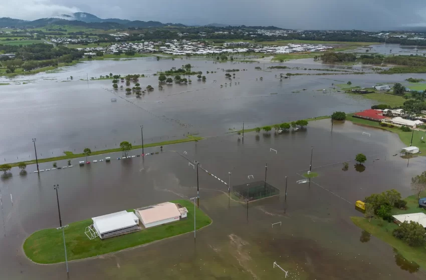  Flash floods hit north Queensland