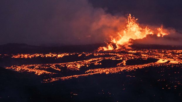  Iceland volcano erupts anew