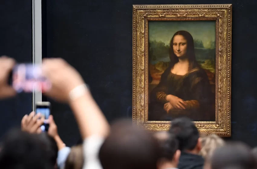  Mona Lisa: Demonstrators toss soup onto da Vinci masterpiece