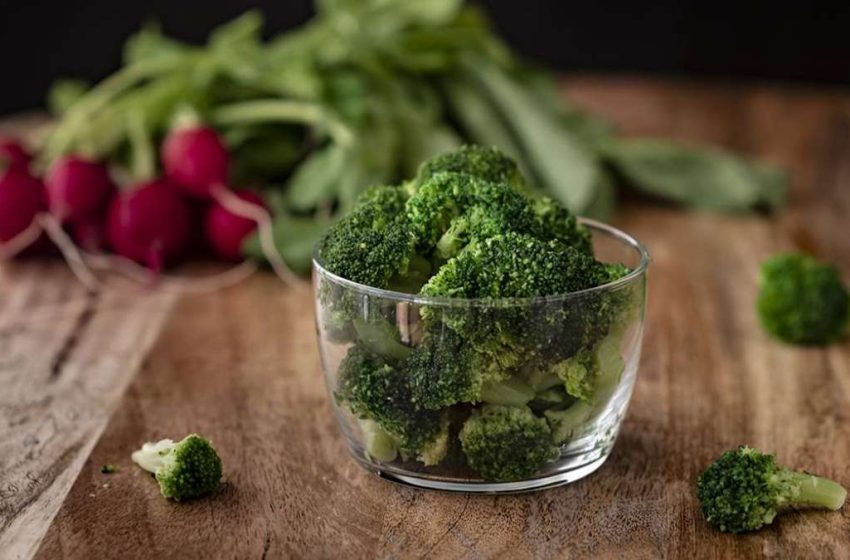  How does broccoli help prevent chronic diseases?