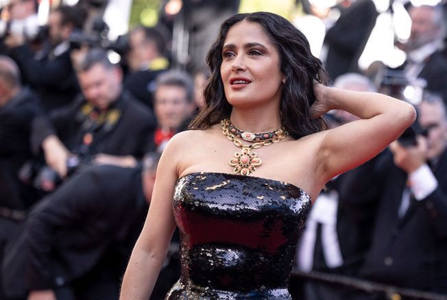  Salma Hayek attracts attention with her natural beauty