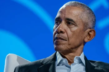 Obama returns to spotlight amid political turmoil